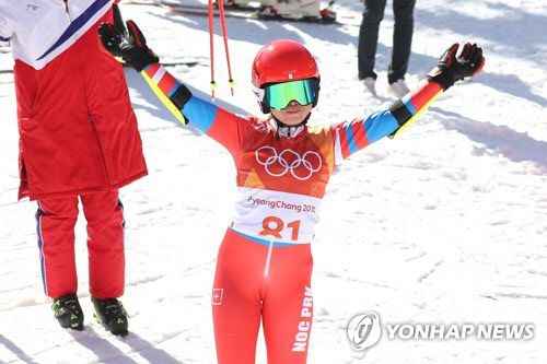 [올림픽] 손 흔드는 김련향  15일 강원도 평창군 용평 알파인스키장에서 열린 2018 평창동계올림픽 알파인 스키 여자 대회전 1차전 경기에서 북한 김련향이 경기를 마친 뒤 응원단을 향해 손을 흔들고 있다.